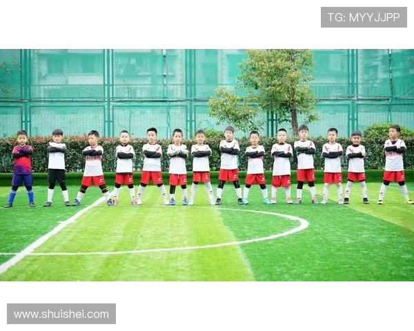 足球运动员的成长之路：从青少年训练到职业生涯的挑战与机遇